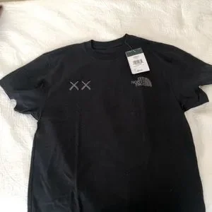 KAWS x The North Face★ロゴ長袖Tシャツ ロンＴ Black送関込み 送料無料！The North Face x KAWS ロゴ 長袖 Tシャツ (XS)